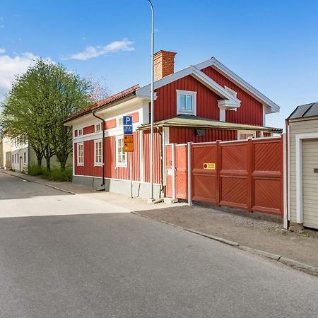 Gardshuset Mitt I Centrala Gaevle Exterior photo